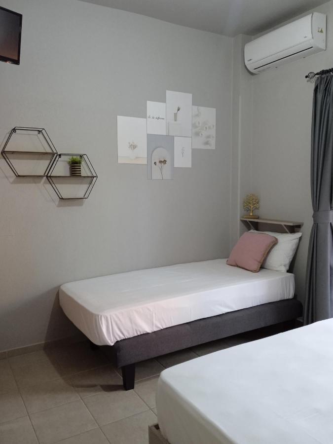 Almira - Rooms To Let Nea Roda Exterior foto