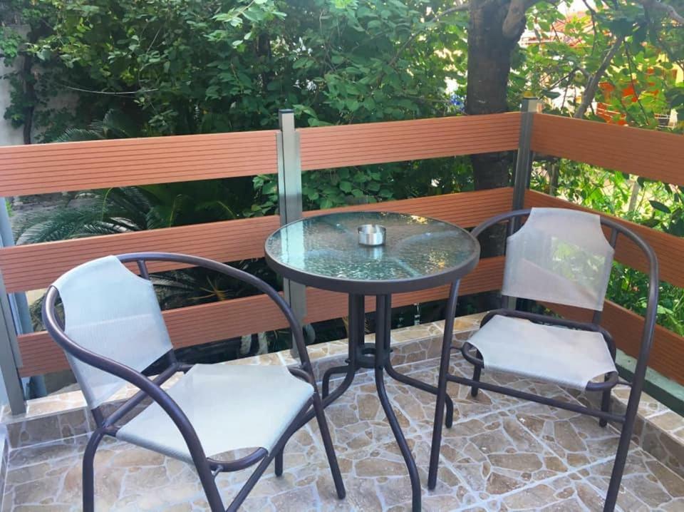 Almira - Rooms To Let Nea Roda Exterior foto